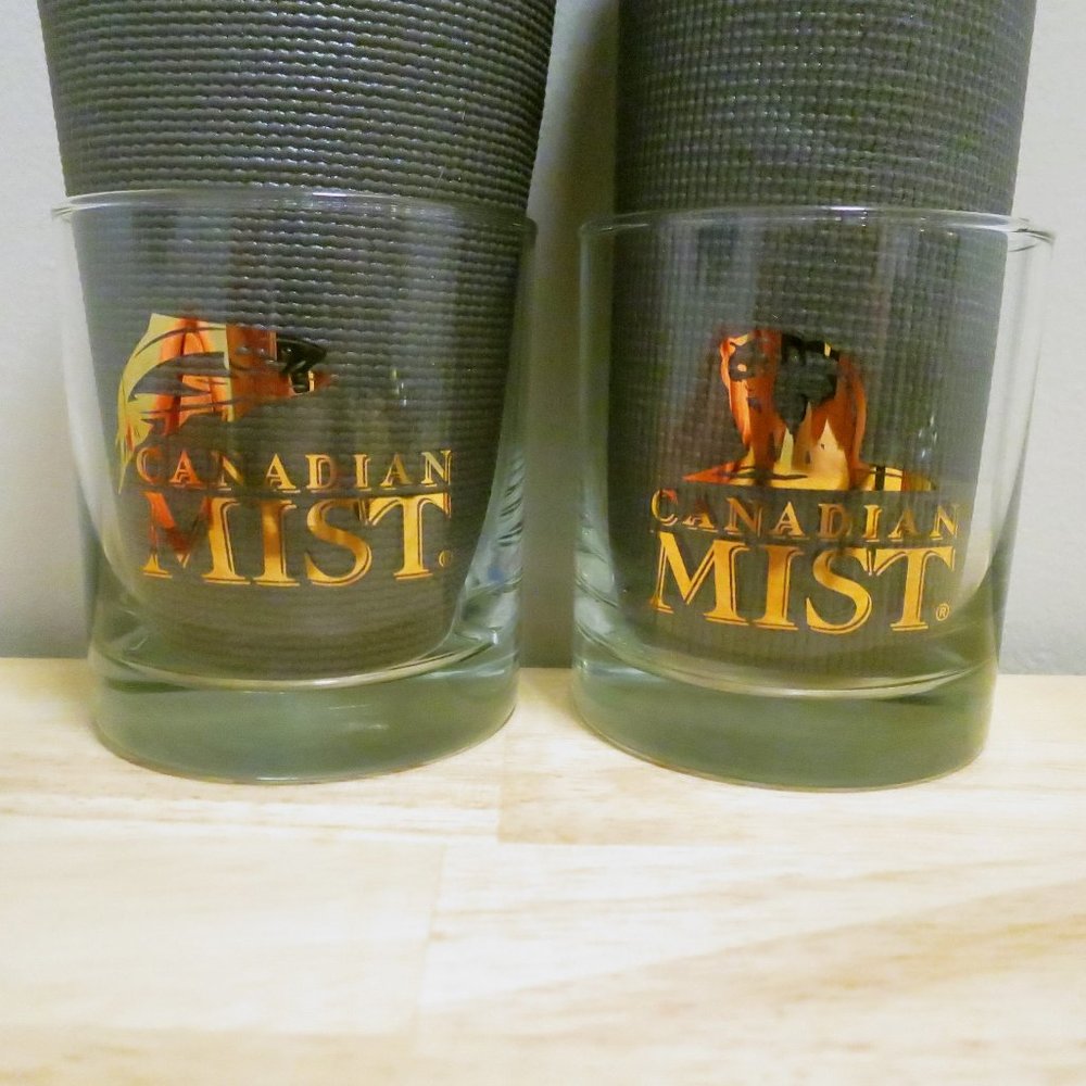 Whisky Rock Glass X2 Canadian Mist Gold Bear & Fish Decal 10 oz-300 ml Ad Merch